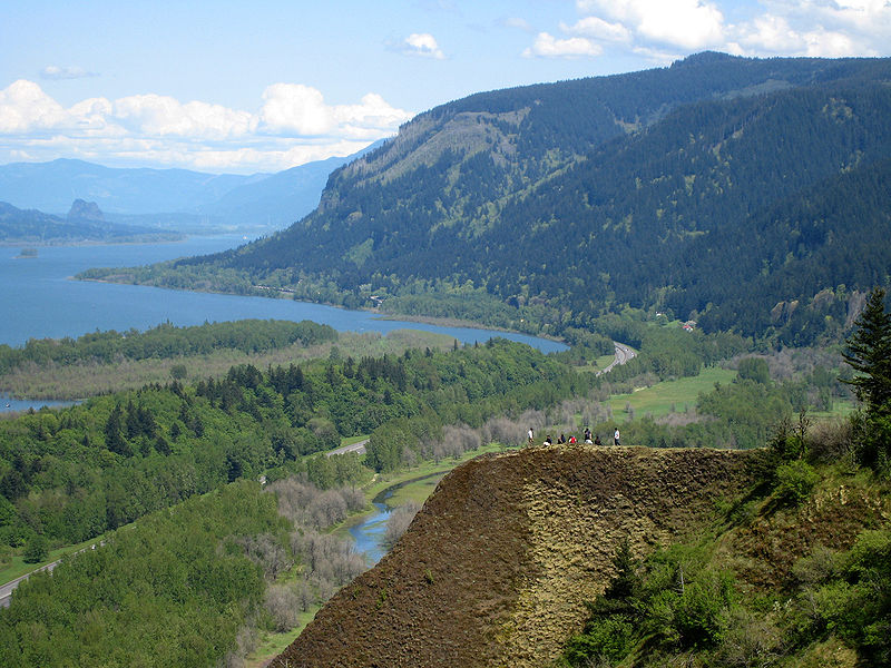 Looking east up the Columbia River Gorge, from Crown Point in Oregon, USA. Author: Hux. // Source: Wikimedia Commons.